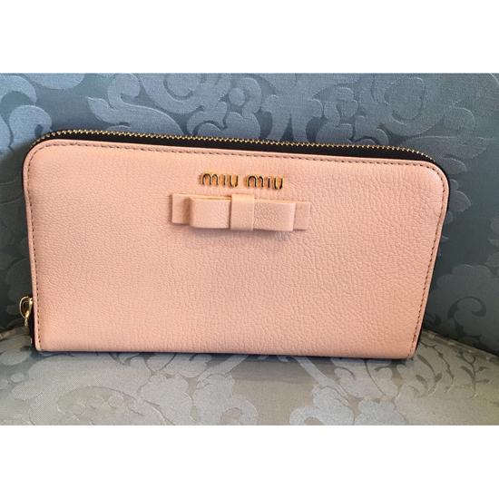 MiuMiuスーパーコピー マドラスゴートレザーリボンラウンドジップ 5ML506 2E8R